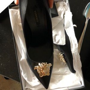 Versace Pallazo Pump